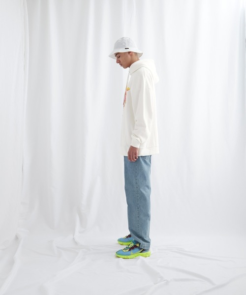 EMMA CLOTHES(エマクローズ)の「8bit Flower Print 裏毛 オーバーサイズプルオーバーパーカー EMMA CLOTHES(パーカー・メンズ・チャコール/ホワイト・FREE)」の4枚目の写真