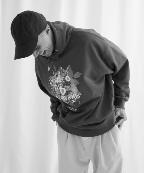 EMMA CLOTHES(エマクローズ)の「8bit Flower Print 裏毛 オーバーサイズプルオーバーパーカー EMMA CLOTHES(パーカー・メンズ・チャコール/ホワイト・FREE)」の13枚目の写真
