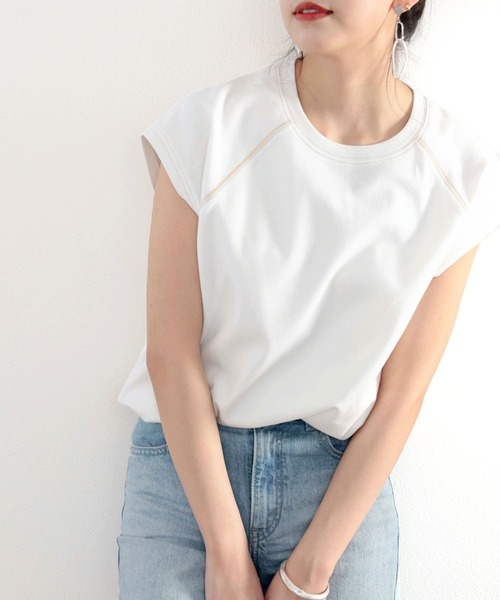 classicalelf(クラシカルエルフ)の「ふんわり柔らか、オーガニックコットン。配色ステッチフレンチTシャツ(Tシャツ/カットソー・レディース・チャコールグレー/ブラック/ベージュ/オフホワイト/モカ/グレー系その他/グレイッシュベージュ・MEDIUM/LARGE/X-LARGE)」の2枚目の写真