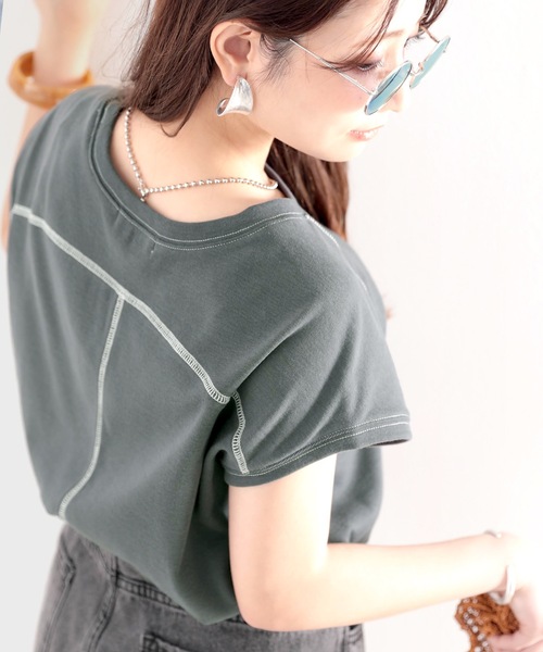 classicalelf(クラシカルエルフ)の「ふんわり柔らか、オーガニックコットン。配色ステッチフレンチTシャツ(Tシャツ/カットソー・レディース・チャコールグレー/ブラック/ベージュ/オフホワイト/モカ/グレー系その他/グレイッシュベージュ・MEDIUM/LARGE/X-LARGE)」の3枚目の写真