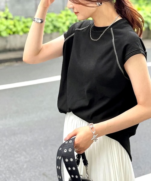 classicalelf(クラシカルエルフ)の「ふんわり柔らか、オーガニックコットン。配色ステッチフレンチTシャツ(Tシャツ/カットソー・レディース・チャコールグレー/ブラック/ベージュ/オフホワイト/モカ/グレー系その他/グレイッシュベージュ・MEDIUM/LARGE/X-LARGE)」の9枚目の写真