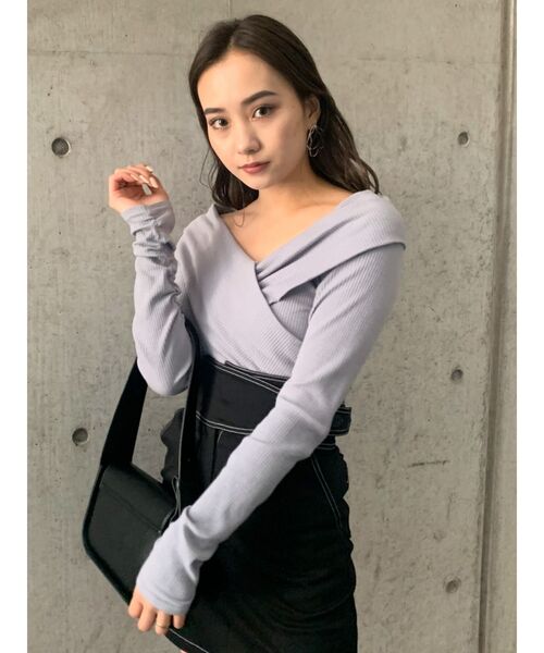EMODA(エモダ)の「ギャザースリーブリブトップ(Tシャツ/カットソー・レディース・ブラック/ライトブルー/パープル・FREE)」の2枚目の写真