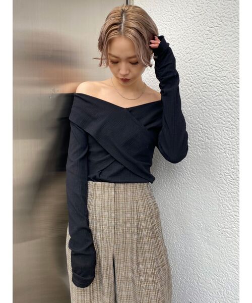 EMODA(エモダ)の「ギャザースリーブリブトップ(Tシャツ/カットソー・レディース・ブラック/ライトブルー/パープル・FREE)」の9枚目の写真