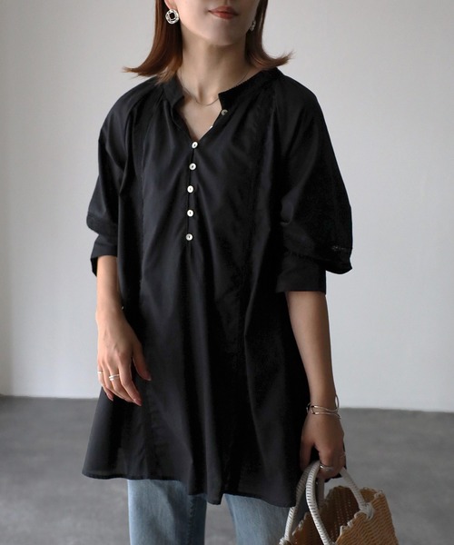 Riberry(リベリー)の「レースギャザーブラウス(シャツ/ブラウス・レディース・ブラック/オフホワイト/グレイッシュベージュ・MEDIUM)」の2枚目の写真