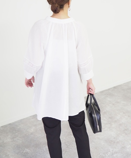 Riberry(リベリー)の「レースギャザーブラウス(シャツ/ブラウス・レディース・ブラック/オフホワイト/グレイッシュベージュ・MEDIUM)」の4枚目の写真