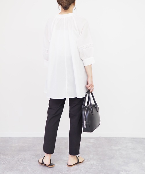 Riberry(リベリー)の「レースギャザーブラウス(シャツ/ブラウス・レディース・ブラック/オフホワイト/グレイッシュベージュ・MEDIUM)」の11枚目の写真