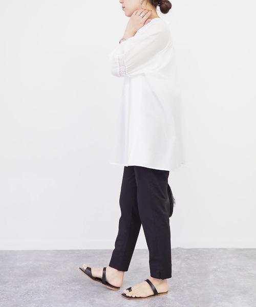 Riberry(リベリー)の「レースギャザーブラウス(シャツ/ブラウス・レディース・ブラック/オフホワイト/グレイッシュベージュ・MEDIUM)」の9枚目の写真