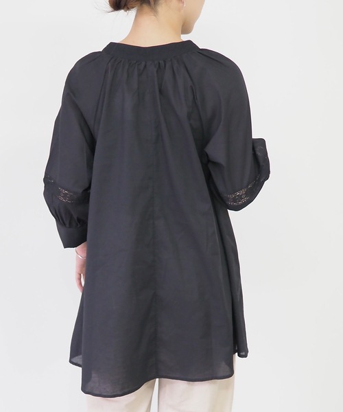 Riberry(リベリー)の「レースギャザーブラウス(シャツ/ブラウス・レディース・ブラック/オフホワイト/グレイッシュベージュ・MEDIUM)」の5枚目の写真