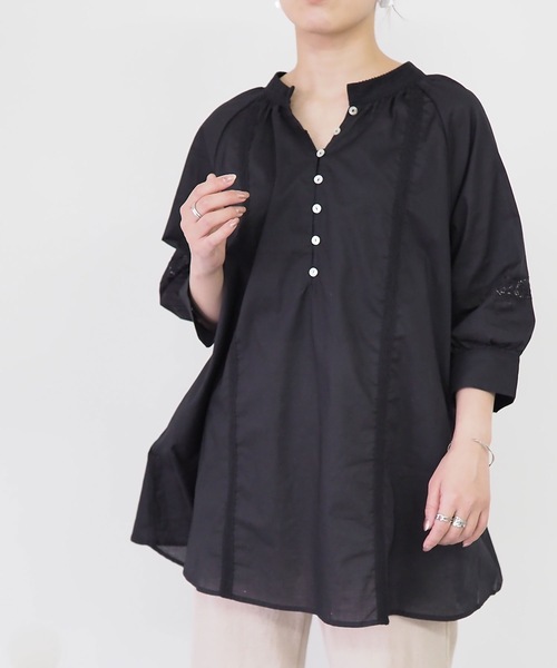 Riberry(リベリー)の「レースギャザーブラウス(シャツ/ブラウス・レディース・ブラック/オフホワイト/グレイッシュベージュ・MEDIUM)」の7枚目の写真