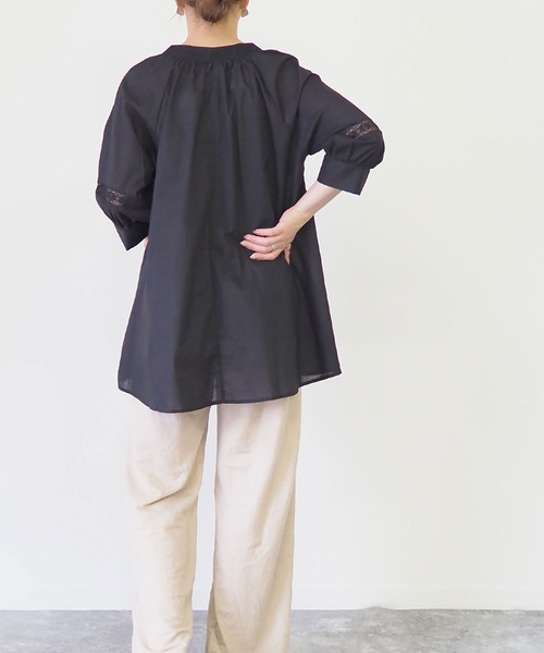 Riberry(リベリー)の「レースギャザーブラウス(シャツ/ブラウス・レディース・ブラック/オフホワイト/グレイッシュベージュ・MEDIUM)」の10枚目の写真