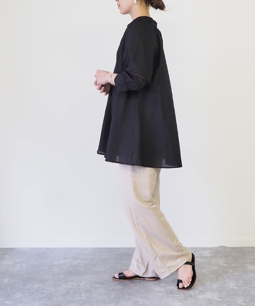 Riberry(リベリー)の「レースギャザーブラウス(シャツ/ブラウス・レディース・ブラック/オフホワイト/グレイッシュベージュ・MEDIUM)」の13枚目の写真