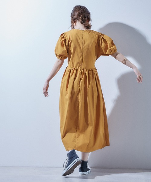 toucher du brise（トゥシェドブリーズ）の「ミドル丈パフスリーブボリュームコットンワンピース（ワンピース・レディース・ホワイト/ブラック/イエロー/ブルー・M）」の7枚目の写真