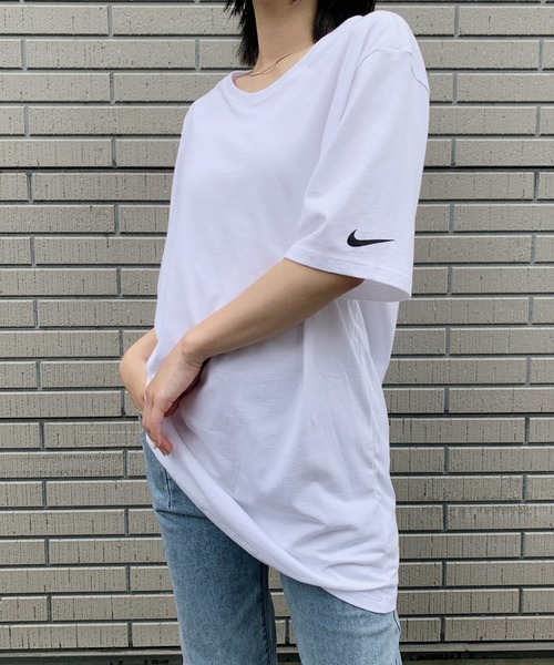 CLEA(クレア)の「Nike ナイキ / ワンポイントTシャツ Core Cotton Tee(Tシャツ/カットソー・レディース・ホワイト/ブラック/チャコール・L/M/XL/S)」の5枚目の写真