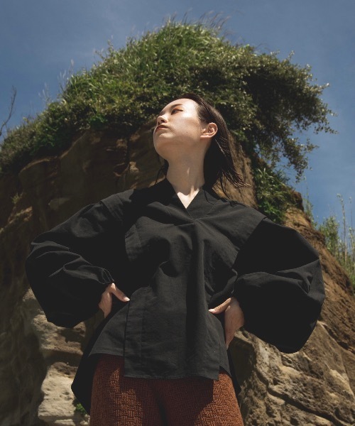 TUS. front switching blouse ブラック TUS.（タス）の「front switching blouse（シャツ/ブラウス）」 - WEAR