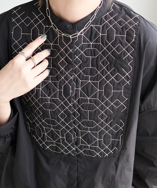 DISCOAT（ディスコート）の「キルト刺繍ビックシャツ（シャツ/ブラウス・レディース・ブラック/ベージュ/オフホワイト・FREE）」の5枚目の写真