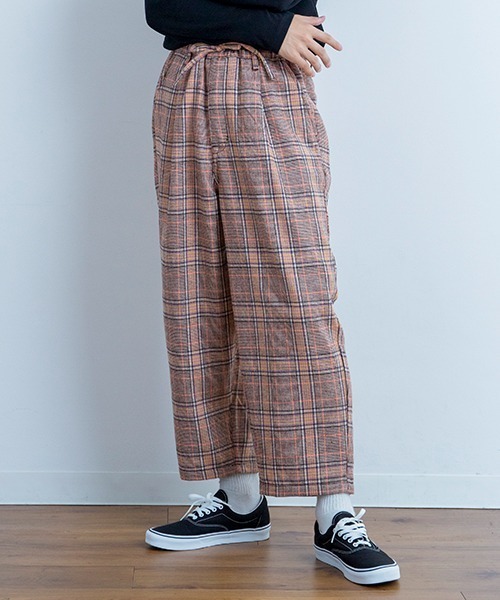 Universal Style Wear(ユニバーサルスタイルウェア)の「Universal Style Wear テーバード イージー チェック タックパンツ(スラックス・メンズ・ダークネイビー/ダークオレンジ/アッシュグレー・LARGE/MEDIUM)」の1枚目の写真
