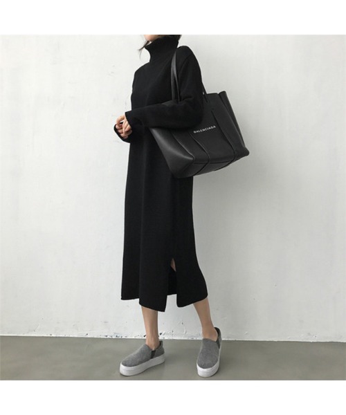 Ritzy(リッツィー)の「大人シルエット ゆる感 ひざ丈 タートルネックニットワンピース(ワンピース・レディース・ブラック/グレー・FREE)」の2枚目の写真