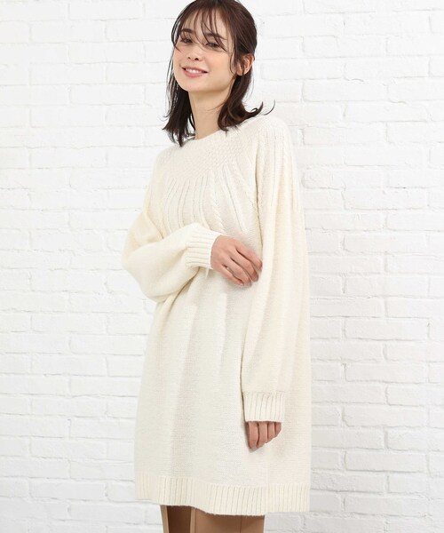 SHOO・LA・RUE(シューラルー)の「◆ふんわり求心編みチュニックワンピース(ニット/セーター・レディース・ピンク系/ライトブルー/オフホワイト/ブラック・00)」の2枚目の写真