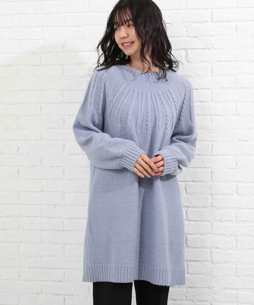 SHOO・LA・RUE(シューラルー)の「◆ふんわり求心編みチュニックワンピース(ニット/セーター・レディース・ピンク系/ライトブルー/オフホワイト/ブラック・00)」の1枚目の写真