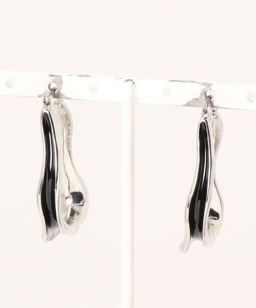 AZUL by moussy（アズールバイマウジー）の「UNEVEN COLOR HOOP EARRINGS/アンイーブンカラーフープイヤリング（ピアス（両耳用）・レディース・ブラック/オフホワイト/グリーン・FREE）」の22枚目の写真