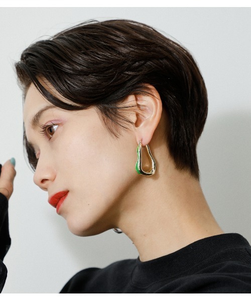 AZUL by moussy（アズールバイマウジー）の「UNEVEN COLOR HOOP EARRINGS/アンイーブンカラーフープイヤリング（ピアス（両耳用）・レディース・ブラック/オフホワイト/グリーン・FREE）」の3枚目の写真