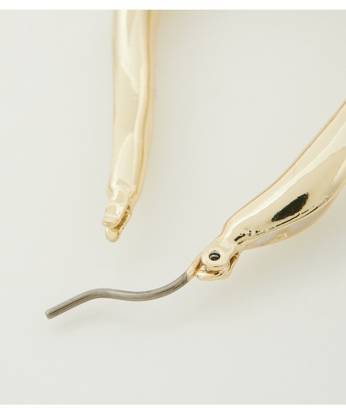 AZUL by moussy（アズールバイマウジー）の「UNEVEN COLOR HOOP EARRINGS/アンイーブンカラーフープイヤリング（ピアス（両耳用）・レディース・ブラック/オフホワイト/グリーン・FREE）」の4枚目の写真