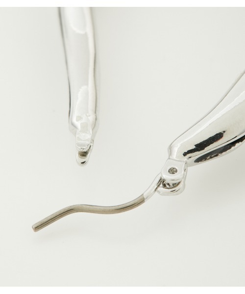 AZUL by moussy（アズールバイマウジー）の「UNEVEN COLOR HOOP EARRINGS/アンイーブンカラーフープイヤリング（ピアス（両耳用）・レディース・ブラック/オフホワイト/グリーン・FREE）」の10枚目の写真