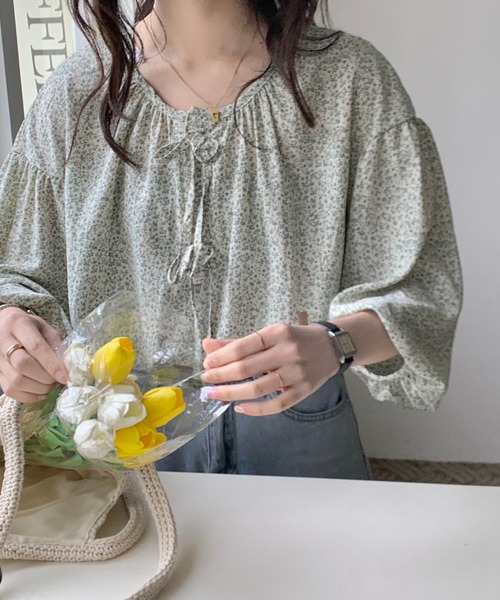 emi+(エミプラス)の「ボリューム袖花柄ブラウス(シャツ/ブラウス・レディース・ブルー/グリーン・M/L)」の4枚目の写真