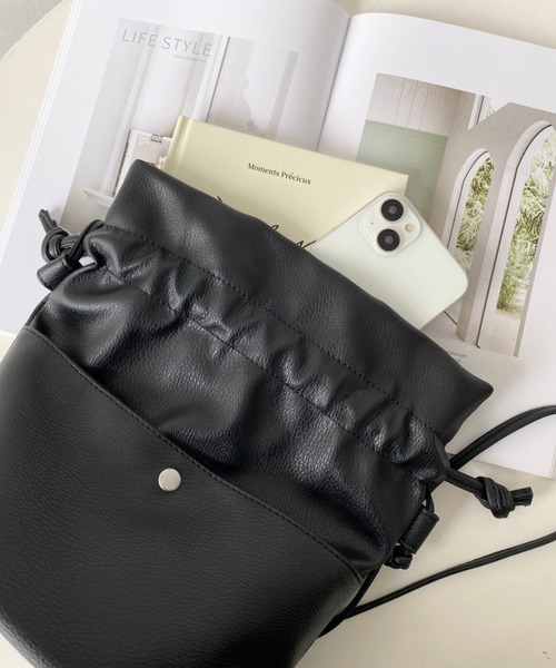 moment+（モーメントプラス）の「【累計販売数2万個突破！】フェイクレザー巾着バッグ（ショルダーバッグ・レディース・ブラック/レッド/ピンク/ターコイズブルー/イエロー/オレンジ/ブルー/グリーン/アイボリー/ブラウン/ボルドー/シルバー・FREE）」の14枚目の写真