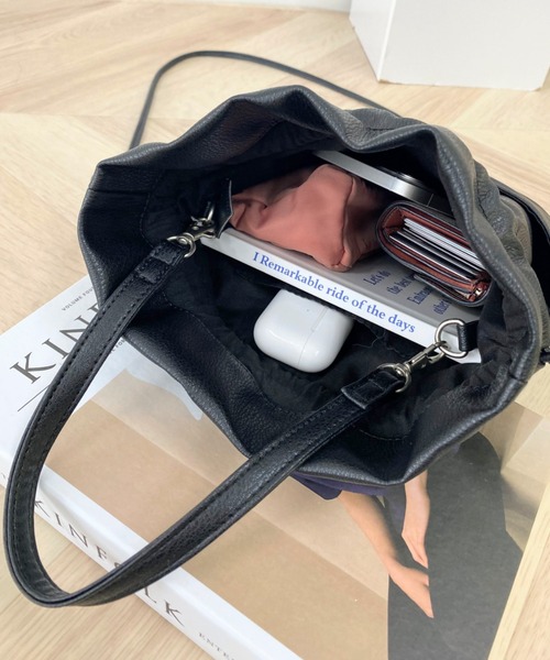 moment+（モーメントプラス）の「【累計販売数2万個突破！】フェイクレザー巾着バッグ（ショルダーバッグ・レディース・ブラック/レッド/ピンク/ターコイズブルー/イエロー/オレンジ/ブルー/グリーン/アイボリー/ブラウン/ボルドー/シルバー・FREE）」の16枚目の写真