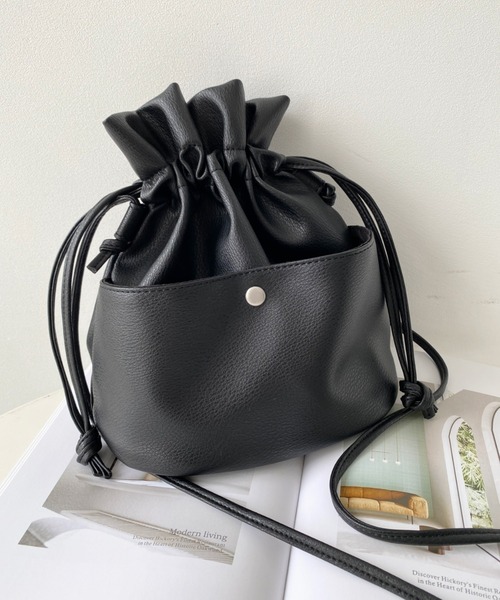 moment+（モーメントプラス）の「【累計販売数2万個突破！】フェイクレザー巾着バッグ（ショルダーバッグ・レディース・ブラック/レッド/ピンク/ターコイズブルー/イエロー/オレンジ/ブルー/グリーン/アイボリー/ブラウン/ボルドー/シルバー・FREE）」の18枚目の写真