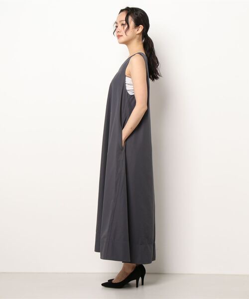 GYMPHLEX（ジムフレックス）の「Gymphlex | ポリエステルタフタ ノースリーブフレアワンピース WOMEN（ワンピース・レディース・グレイッシュベージュ/チャコール・14）」の3枚目の写真