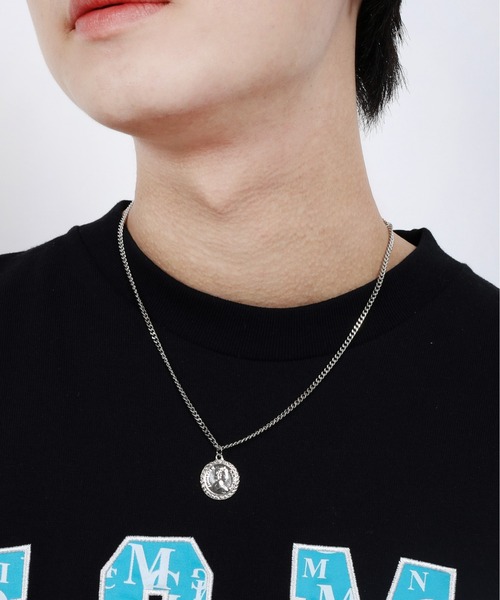 SPINNS（スピンズ）の「コインモチーフデザイン ステンレスチェーンネックレス（ネックレス・メンズ・シルバー系1/シルバー系2/シルバー系3/シルバー系4/シルバー系5/ゴールド系1/ゴールド系2/ゴールド系3/ゴールド系4/ゴールド系5・ONESIZE）」の3枚目の写真