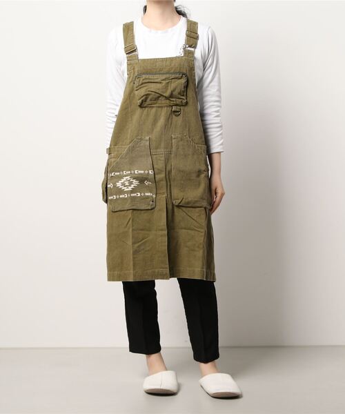 JUGLANS(ユグランス)の「【AND PACKABLE】OUTDOOR APRON / アンドパッカブル ビブエプロン ポケット付き(エプロン・レディース・ベージュ/カーキ・FREE)」の2枚目の写真