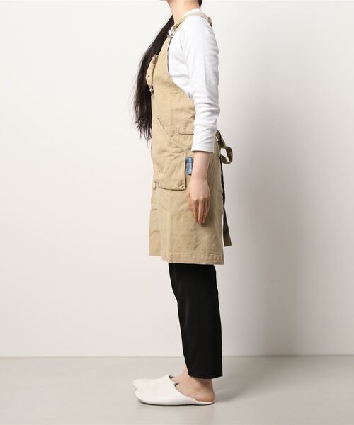 JUGLANS(ユグランス)の「【AND PACKABLE】OUTDOOR APRON / アンドパッカブル ビブエプロン ポケット付き(エプロン・レディース・ベージュ/カーキ・FREE)」の3枚目の写真