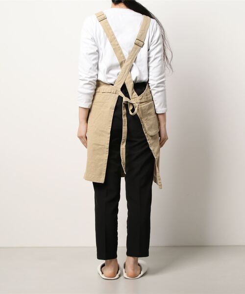 JUGLANS(ユグランス)の「【AND PACKABLE】OUTDOOR APRON / アンドパッカブル ビブエプロン ポケット付き(エプロン・レディース・ベージュ/カーキ・FREE)」の4枚目の写真