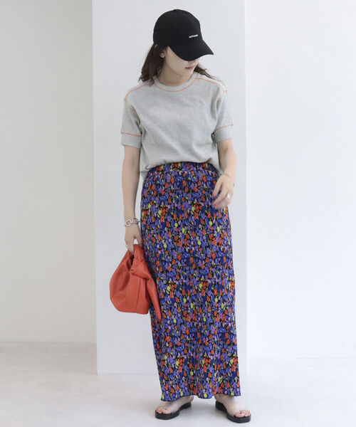 fredy emue（フレディエミュ）の「フラワープリントプリーツタイトスカート（スカート・レディース・ブラック系その他/ブルー系その他/ピンク系その他・38）」の5枚目の写真