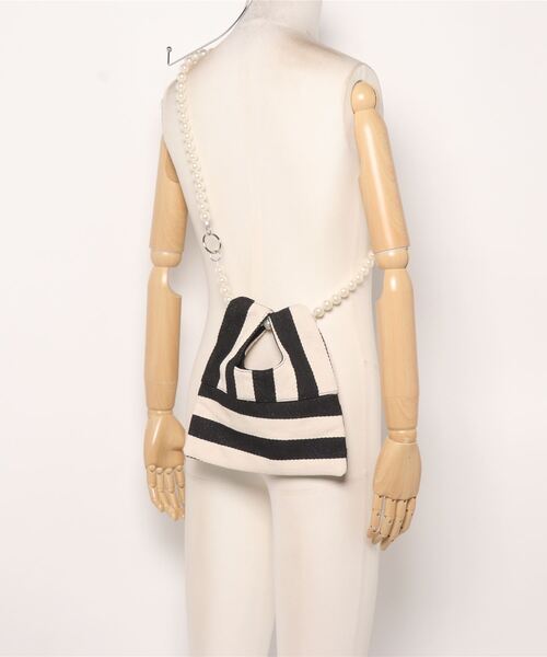 florist（フローリスト）の「【Instagramでバズってる】【2Way】パールチェーンのストライプ柄 or チェック柄ミニショルダーバッグ/ハンドバッグ（ショルダーバッグ・レディース・ホワイト×ブラック/ブラック系3/オレンジ系1/ネイビー系1/ブラック系2/イエロー系1・FREE）」の9枚目の写真