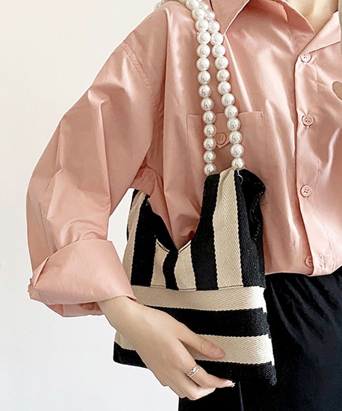 florist（フローリスト）の「【Instagramでバズってる】【2Way】パールチェーンのストライプ柄 or チェック柄ミニショルダーバッグ/ハンドバッグ（ショルダーバッグ・レディース・ホワイト×ブラック/ブラック系3/オレンジ系1/ネイビー系1/ブラック系2/イエロー系1・FREE）」の18枚目の写真