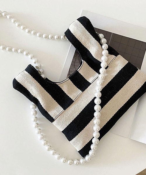florist（フローリスト）の「【Instagramでバズってる】【2Way】パールチェーンのストライプ柄 or チェック柄ミニショルダーバッグ/ハンドバッグ（ショルダーバッグ・レディース・ホワイト×ブラック/ブラック系3/オレンジ系1/ネイビー系1/ブラック系2/イエロー系1・FREE）」の17枚目の写真