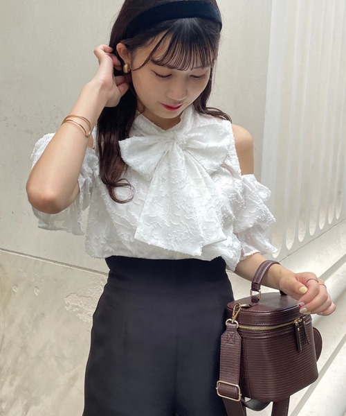 one after another NICE CLAUP（ワンアフターアナザーナイスクラップ）の「肩開きマルチWAYボウタイブラウス（シャツ/ブラウス・レディース・ベージュ/オフホワイト/ホワイト系その他/ブラック系その他・FREE）」の2枚目の写真