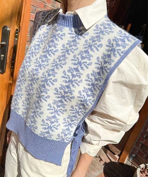 NANING9(ナンニング)の「NANING9 サイドリボンフラワーパターンベスト(ベスト・レディース・ブラック/スカイブルー・FREE)」の1枚目の写真