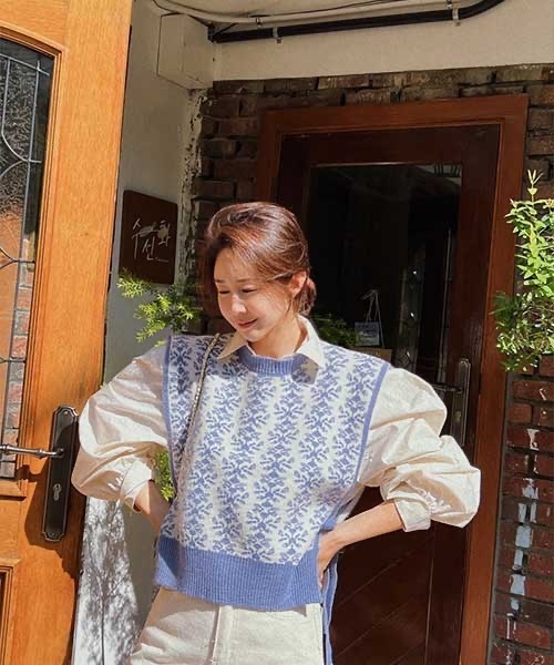 NANING9(ナンニング)の「NANING9 サイドリボンフラワーパターンベスト(ベスト・レディース・ブラック/スカイブルー・FREE)」の7枚目の写真