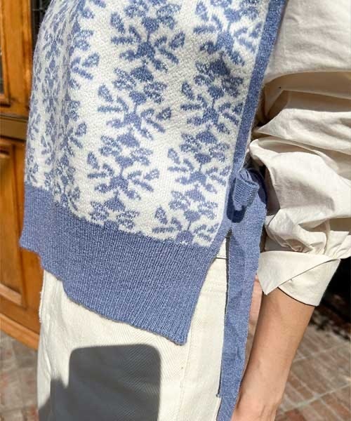 NANING9(ナンニング)の「NANING9 サイドリボンフラワーパターンベスト(ベスト・レディース・ブラック/スカイブルー・FREE)」の10枚目の写真