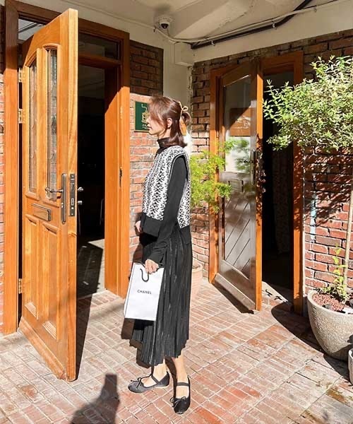 NANING9(ナンニング)の「NANING9 サイドリボンフラワーパターンベスト(ベスト・レディース・ブラック/スカイブルー・FREE)」の4枚目の写真