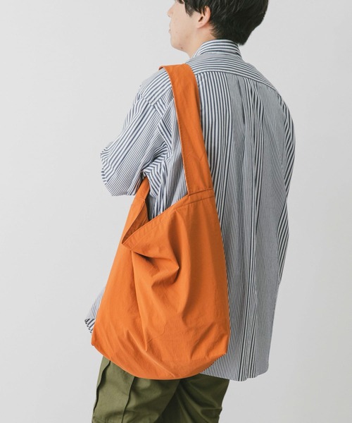 URBAN RESEARCH DOORS(アーバンリサーチドアーズ)の「ナイロンマーケットショルダー(ショルダーバッグ・メンズ・ライトカーキ/オレンジ系その他/ブラック/グレー系その他・-)」の15枚目の写真