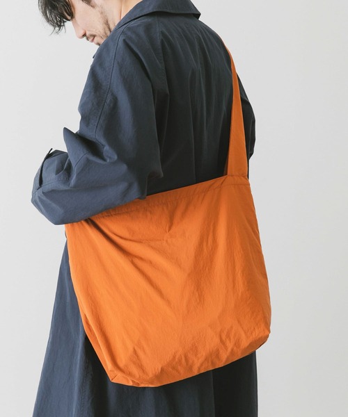 URBAN RESEARCH DOORS(アーバンリサーチドアーズ)の「ナイロンマーケットショルダー(ショルダーバッグ・メンズ・ライトカーキ/オレンジ系その他/ブラック/グレー系その他・-)」の16枚目の写真