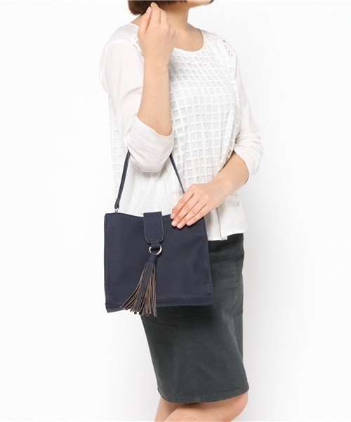 one after another NICE CLAUP（ワンアフターアナザーナイスクラップ）の「【non-no8月号掲載 ナイスクラップ】タッセル付きショルダーバック（ショルダーバッグ・レディース・サックスブルー/ベージュ/ネイビー・FREE）」の5枚目の写真