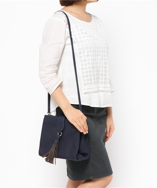 one after another NICE CLAUP（ワンアフターアナザーナイスクラップ）の「【non-no8月号掲載 ナイスクラップ】タッセル付きショルダーバック（ショルダーバッグ・レディース・サックスブルー/ベージュ/ネイビー・FREE）」の4枚目の写真