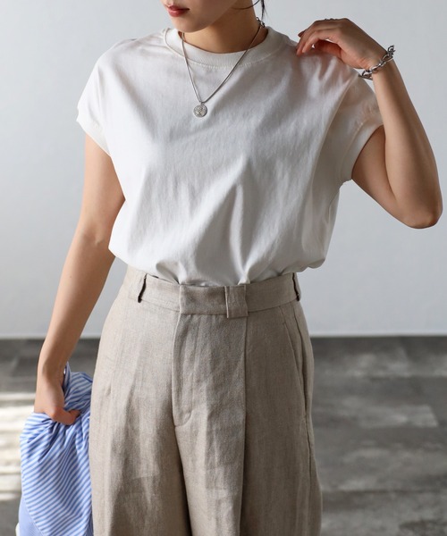 Fizz（フィズ）の「プチハイネックフレンチスリーブTシャツ（Tシャツ/カットソー・レディース・ブラック/ブラック×ホワイト/グレイッシュベージュ/アイボリー/ホワイト×ネイビー/モカ/ブルー/ホワイト/ライトカーキ・M）」の2枚目の写真